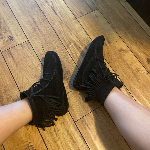 Minnetonka Moccasin boots - Picture 4 of 4